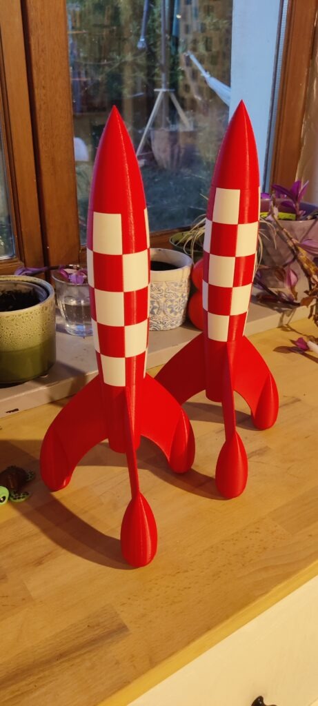 Fusée rouge et blanche inspirée de Tintin, modèle de 37 cm.