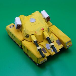 Maquette jaune du Tank Mammouth de Command & Conquer et Alerte Rouge à double canon, vue de trois quarts et du dessus.