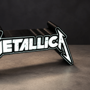 Lightbox Metallica allumée sur fond sombre, vue de face et de trois quarts
