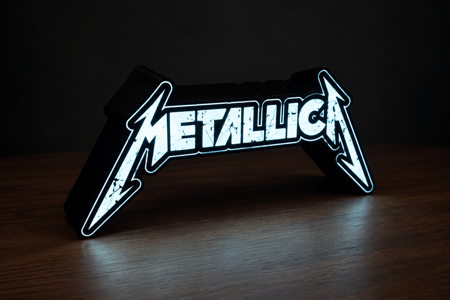 Lightbox Metallica – vue allumée ‣ Atelier 34 Lightbox Metallica lumineuse, boîtier noir et éclairage blanc sur fond sombre