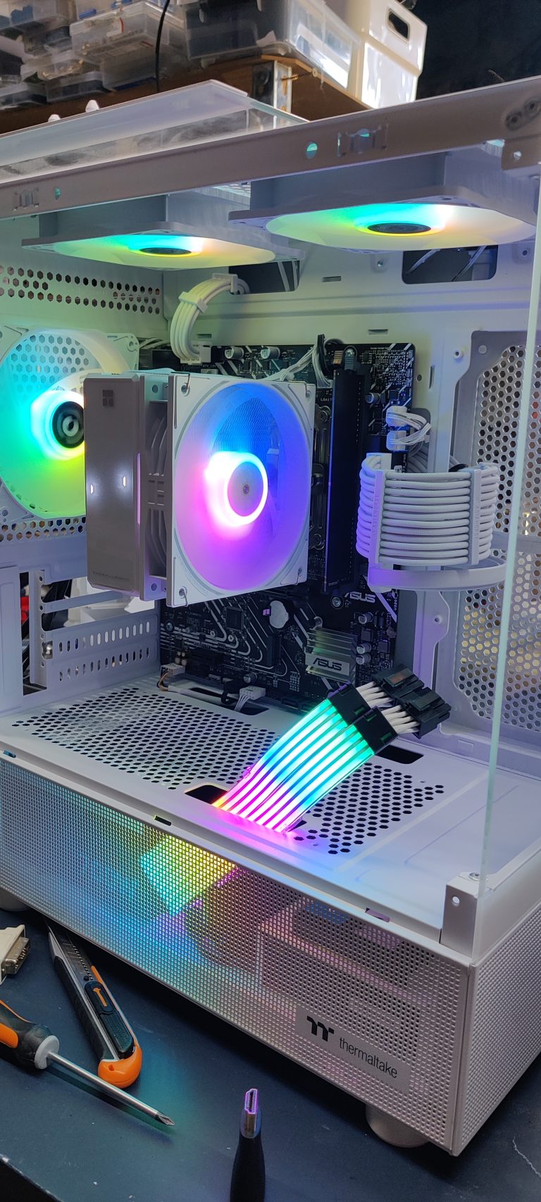 PC gaming réparé - GTX 980 - Atelier 34 ‣ Atelier 34 ‣ Atelier 34 PC gaming blanc remonté après réparation d’une carte graphique GTX 980 à l’Atelier 34
