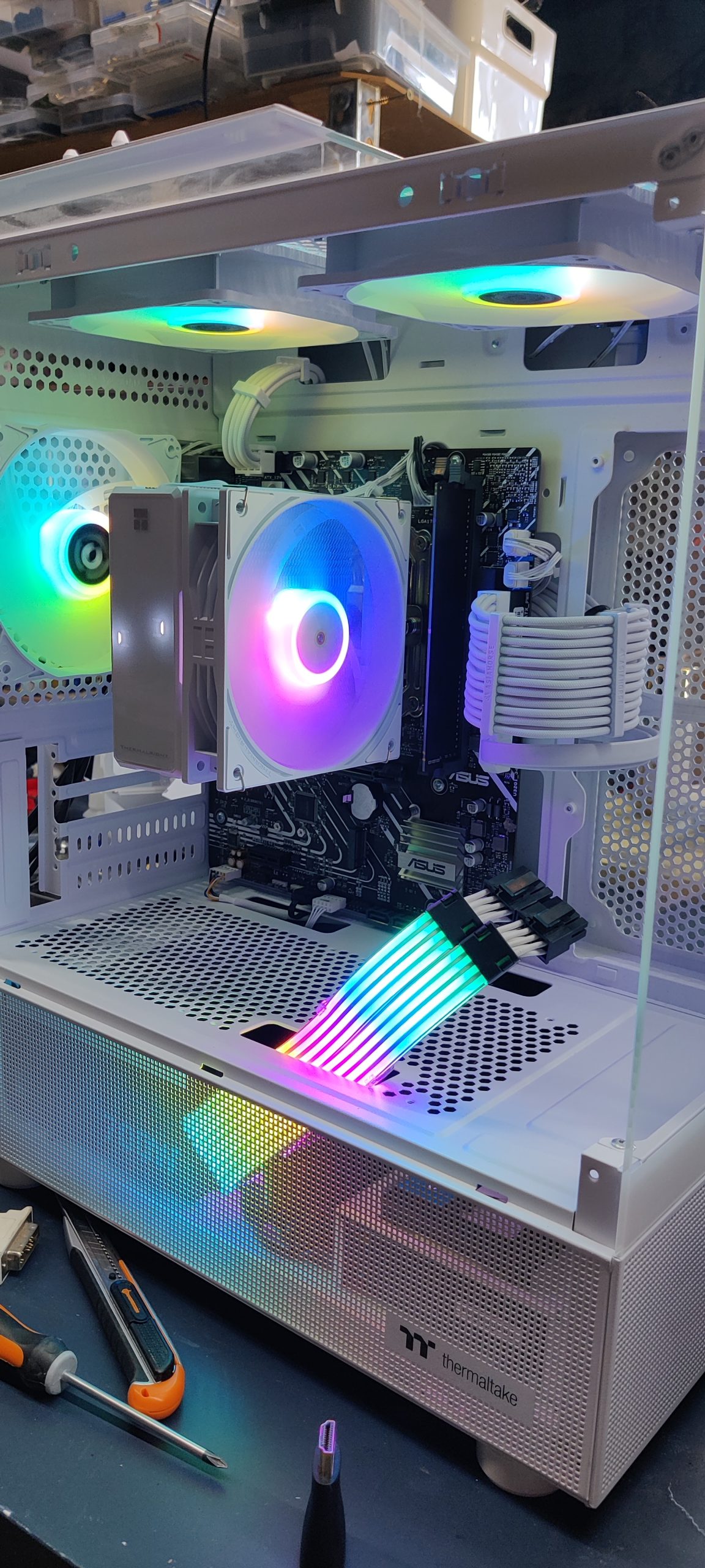 PC gaming réparé - GTX 980 - Atelier 34 ‣ Atelier 34 PC gaming blanc remonté après réparation d’une carte graphique GTX 980 à l’Atelier 34
