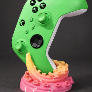 Support tentaculaire en PETG rose et jaune tenant une manette verte, vue de face