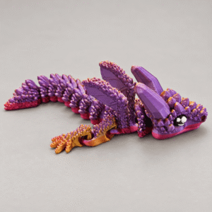 crystal-crawler-pla-silk-dragon-articule ‣ Atelier 34 Crystal Crawler articulé en PLA silk, aux reflets violets, dorés et roses, vu de trois quarts