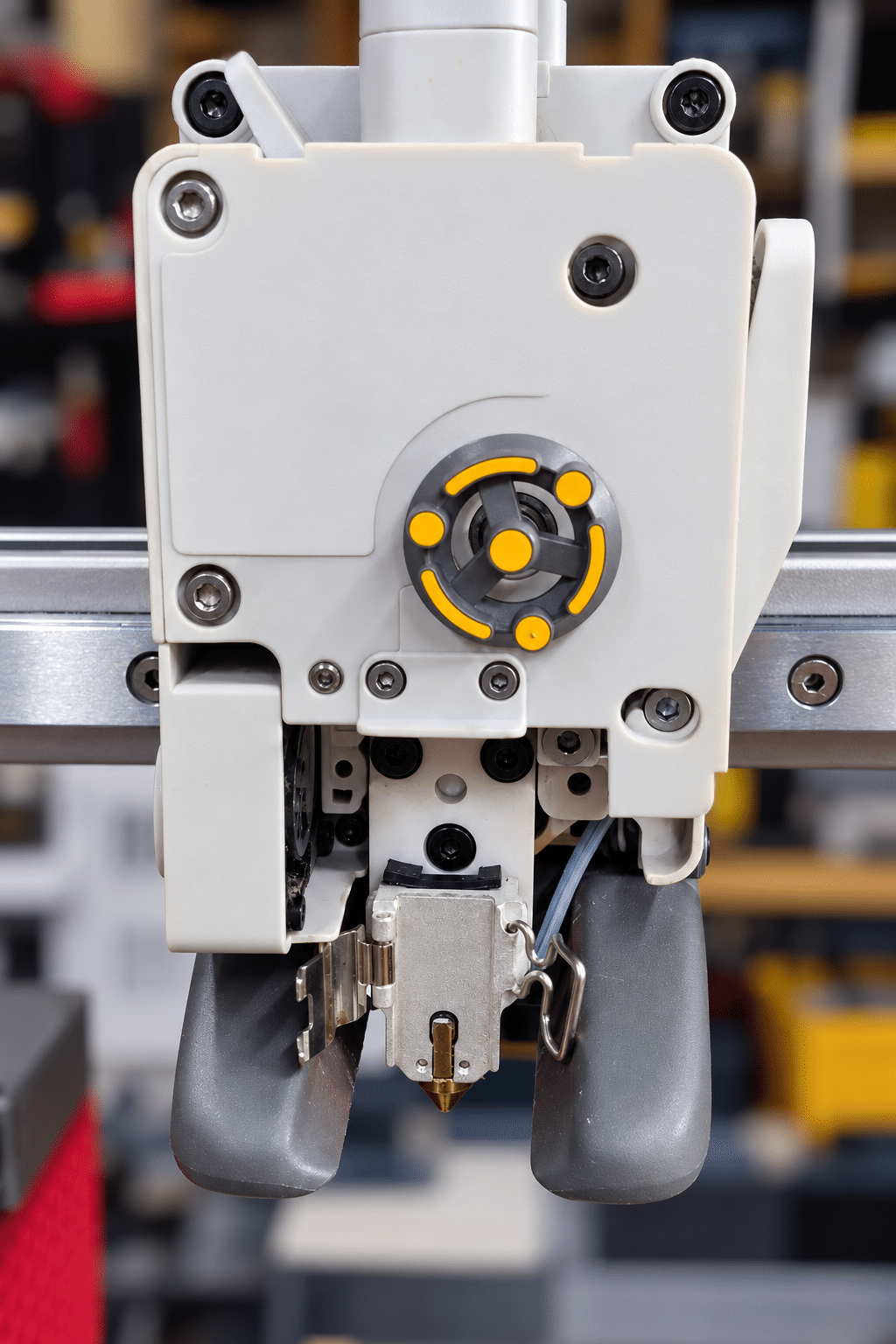 Bambu Lab A1 Mini - hotend en cours de diagnostic ‣ Atelier 34 Gros plan sur la tête d’impression et le hotend d’une Bambu Lab A1 Mini en cours de diagnostic