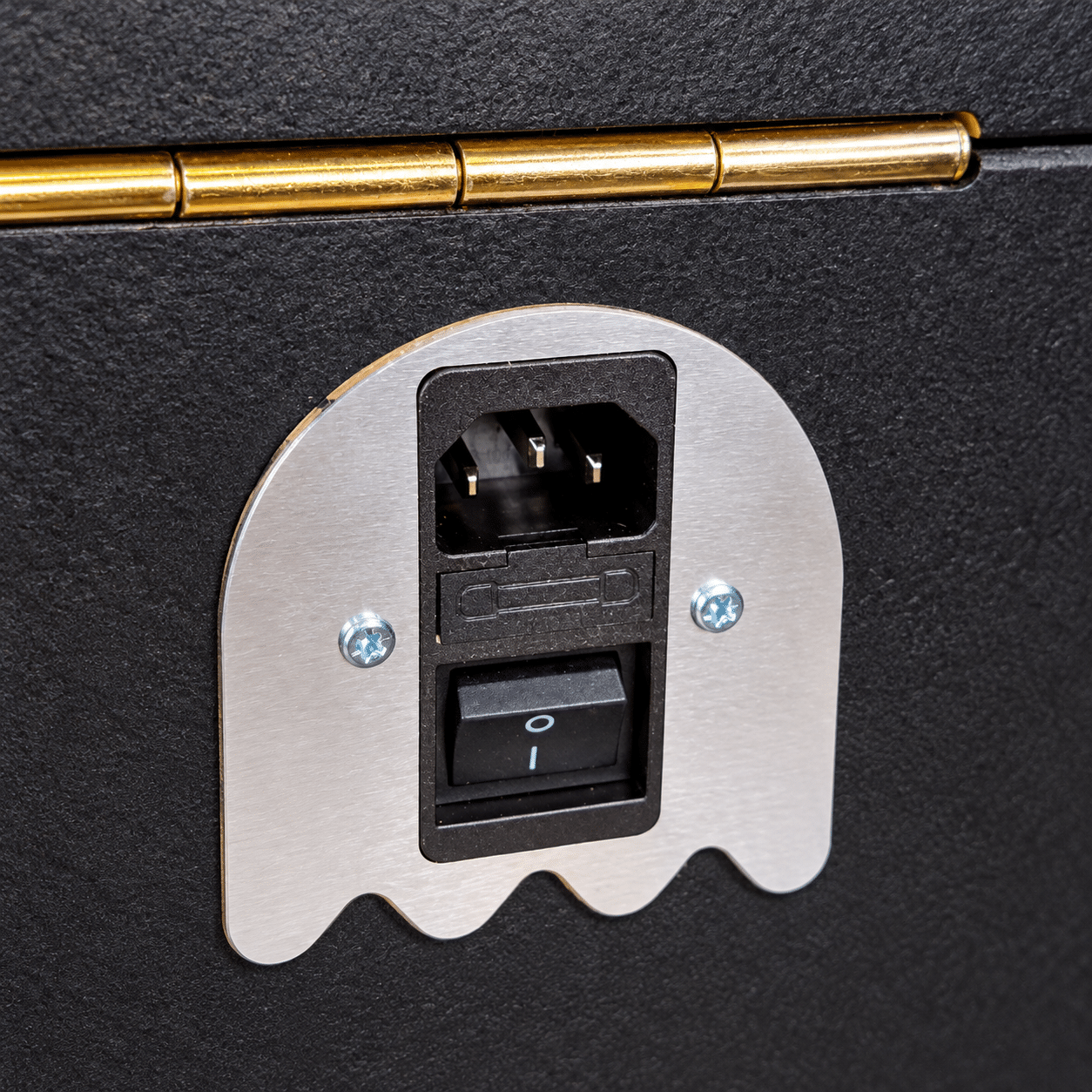 Détail de l’entrée secteur et de l’interrupteur du bartop arcade