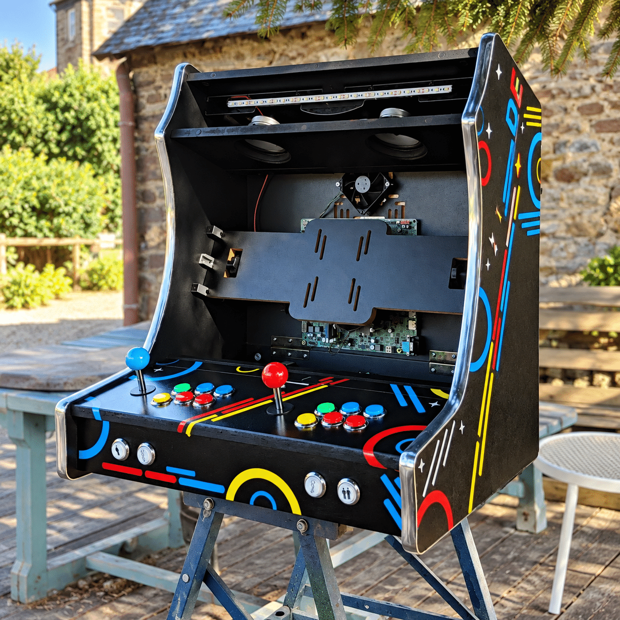 Bartop arcade noir en cours de montage à l’Atelier 34