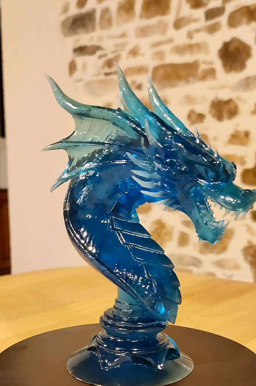 Dragon en résine bleue translucide - profil droit ‣ Atelier 34 Buste de dragon en résine bleue translucide, vue de profil droit.