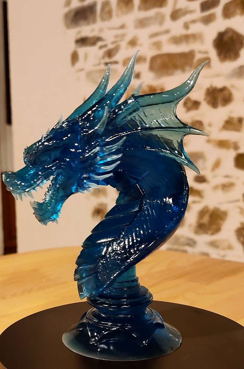 Dragon en résine bleue translucide - profil gauche ‣ Atelier 34 Buste de dragon en résine bleue translucide, vue de profil gauche.