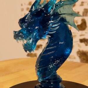 Buste de dragon en résine bleue translucide, vue de trois quarts.
