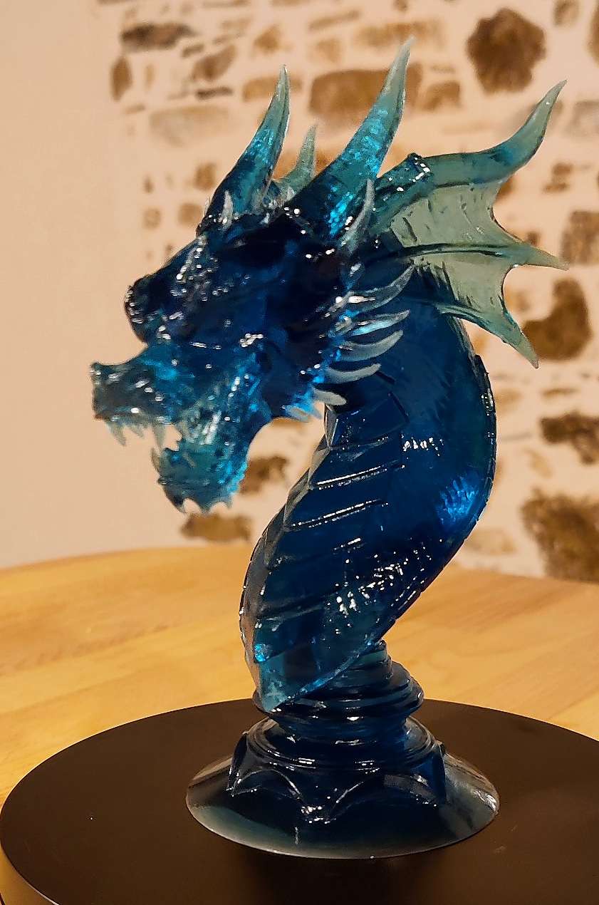 Dragon en résine bleue translucide - trois quarts ‣ Atelier 34 Buste de dragon en résine bleue translucide, vue de trois quarts.