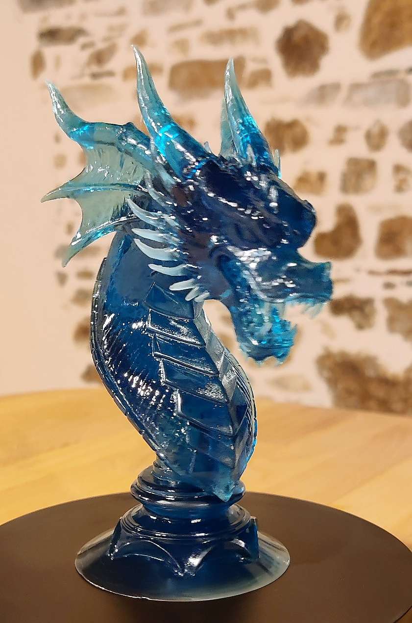 Dragon en résine bleue translucide - vue de face ‣ Atelier 34 Buste de dragon en résine bleue translucide, vue de face.