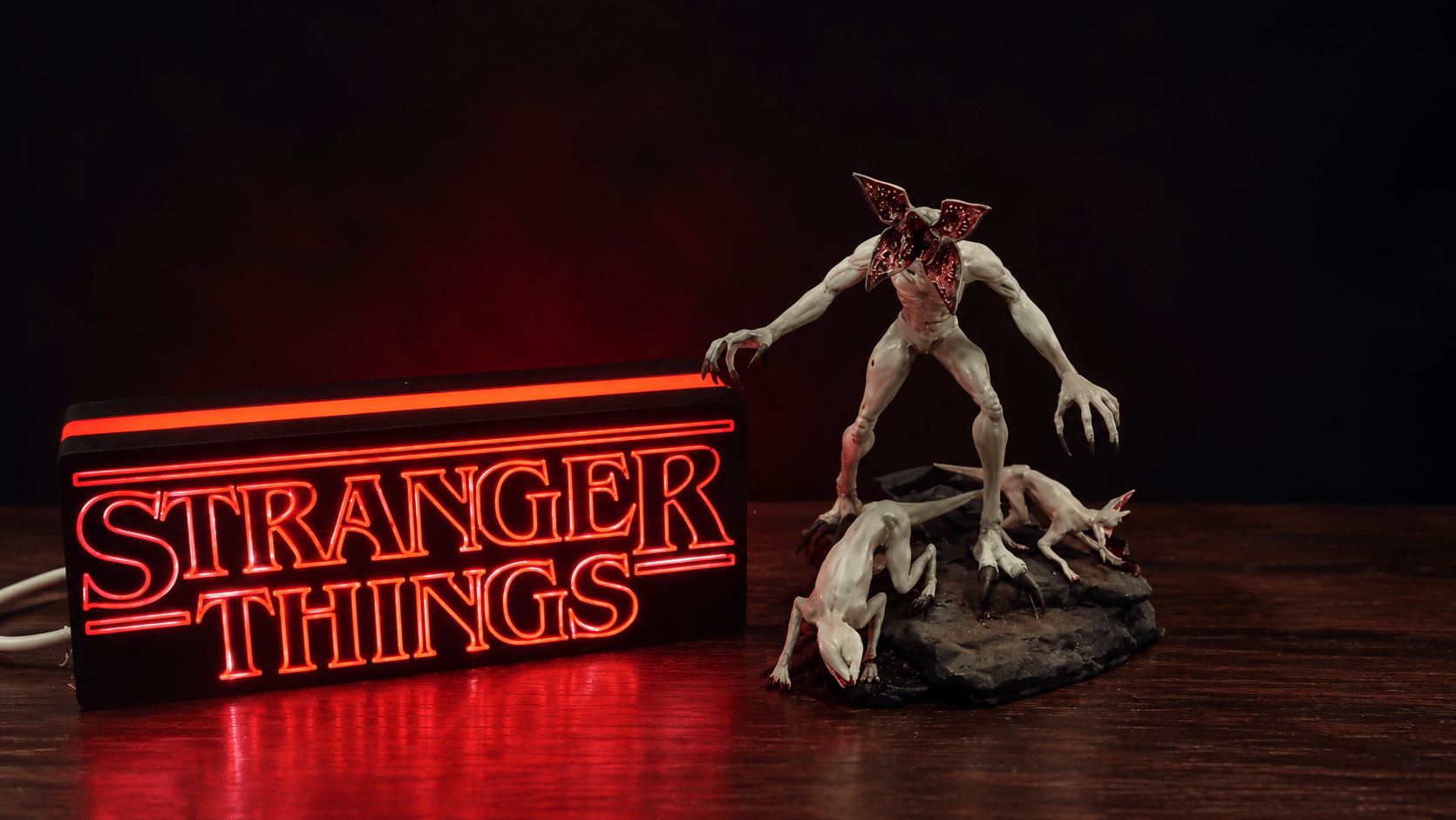 Duo Stranger Things - Demogorgon et lightbox LED - ambiance ‣ Atelier 34 Mise en scène du Démogorgon en résine avec lightbox Stranger Things rouge.