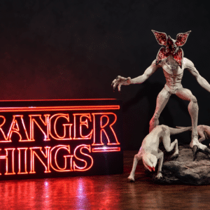 Duo Stranger Things - Demogorgon et lightbox LED - vue principale ‣ Atelier 34 Duo Stranger Things avec figurine de Démogorgon en résine et lightbox LED rouge.