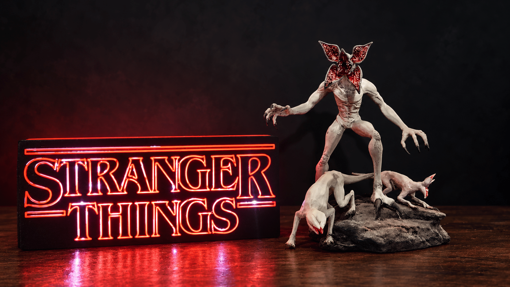 Duo Stranger Things - Demogorgon et lightbox LED - vue principale ‣ Atelier 34 Duo Stranger Things avec figurine de Démogorgon en résine et lightbox LED rouge.