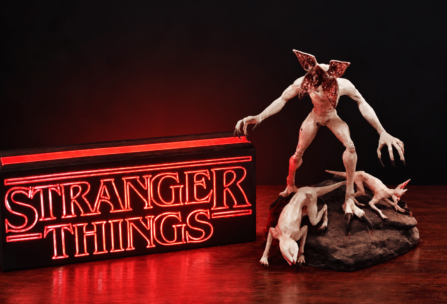 Duo Stranger Things - figurine Demogorgon et lightbox - vue secondaire ‣ Atelier 34 Figurine de Démogorgon en résine présentée avec une lightbox Stranger Things éclairée en rouge.