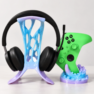 Duo gaming organique bleu violet PETG - vue principale ‣ Atelier 34 Duo gaming organique bleu violet en PETG avec porte-casque et porte-manette.