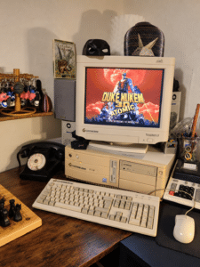 Gateway 2000 Pentium 90 - Duke Nukem 3D ‣ Atelier 34 ‣ Atelier 34 Gateway 2000 Pentium 90 modernisé avec CompactFlash affichant Duke Nukem 3D