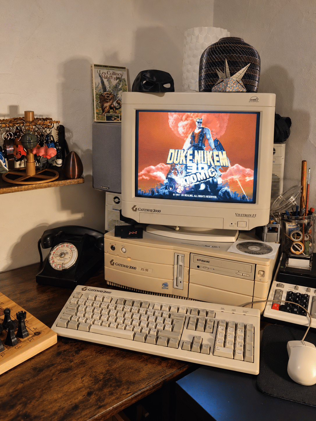 Gateway 2000 Pentium 90 - Duke Nukem 3D vue d’ensemble ‣ Atelier 34 Gateway 2000 Pentium 90 avec écran CRT affichant Duke Nukem 3D dans l’atelier