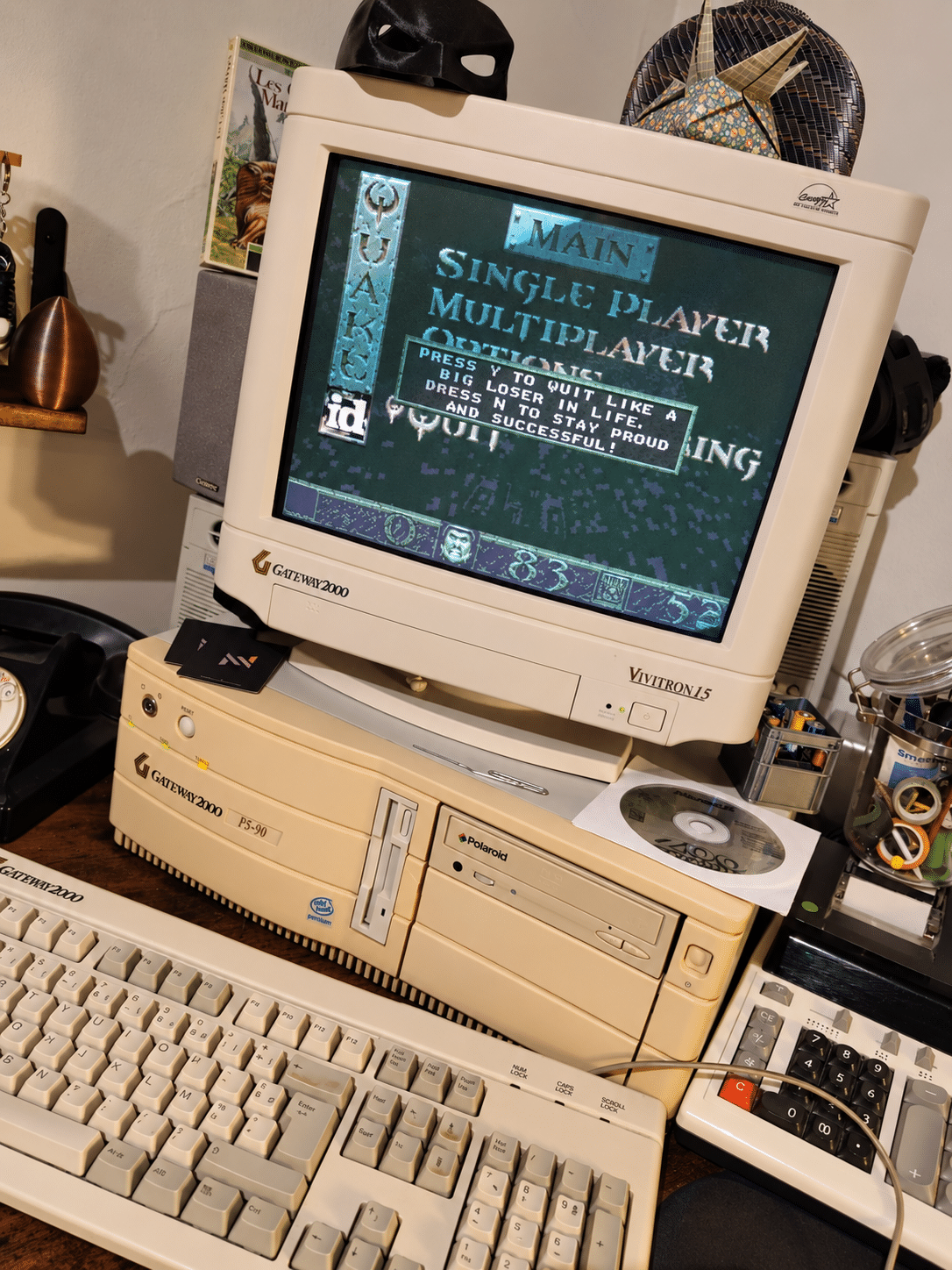Gateway 2000 Pentium 90 - Quake ‣ Atelier 34 Gateway 2000 Pentium 90 restauré faisant tourner Quake sur écran CRT