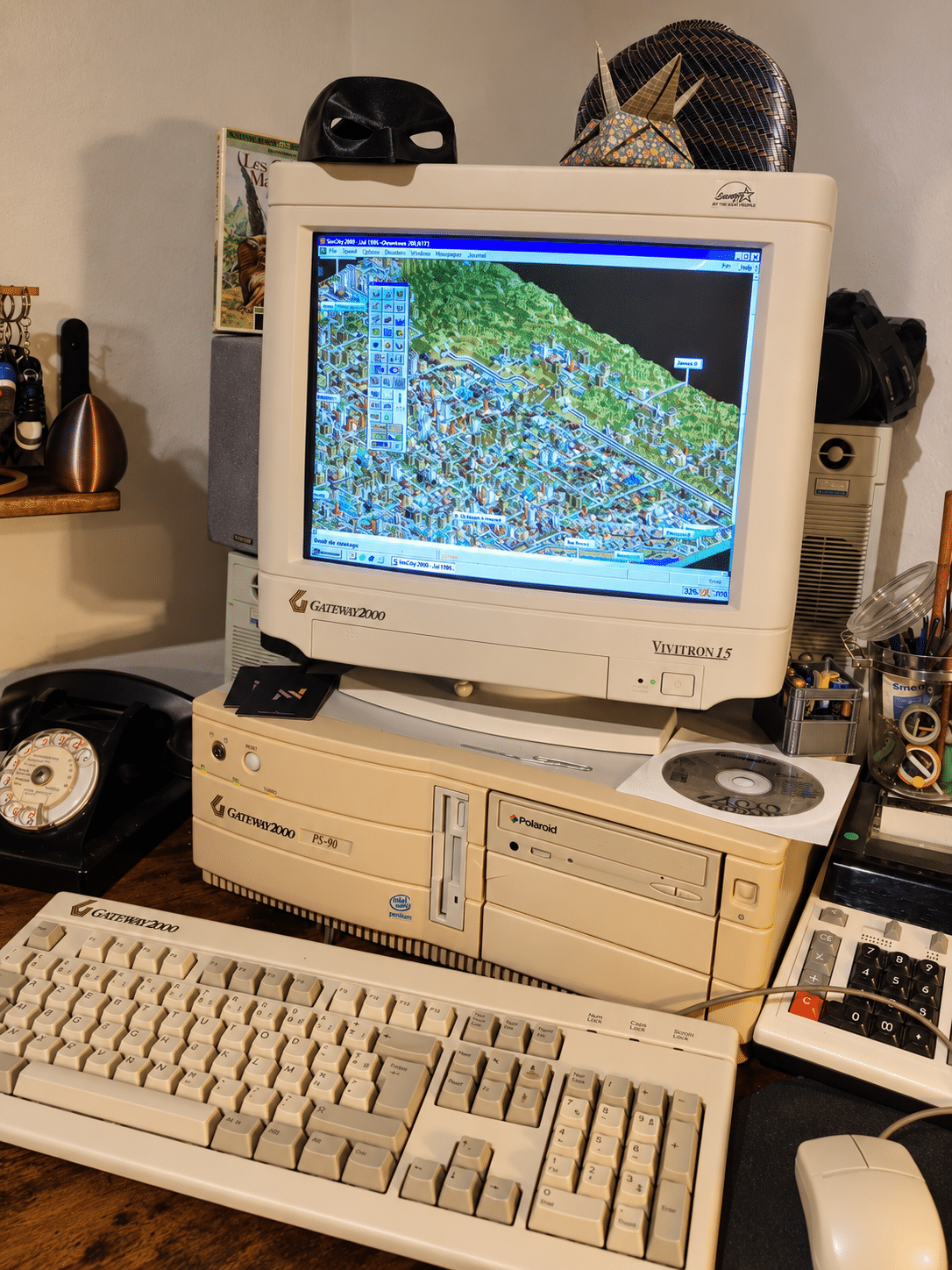 Gateway 2000 Pentium 90 - SimCity 2000 ‣ Atelier 34 Gateway 2000 Pentium 90 sous Windows 98 affichant SimCity 2000 sur écran CRT