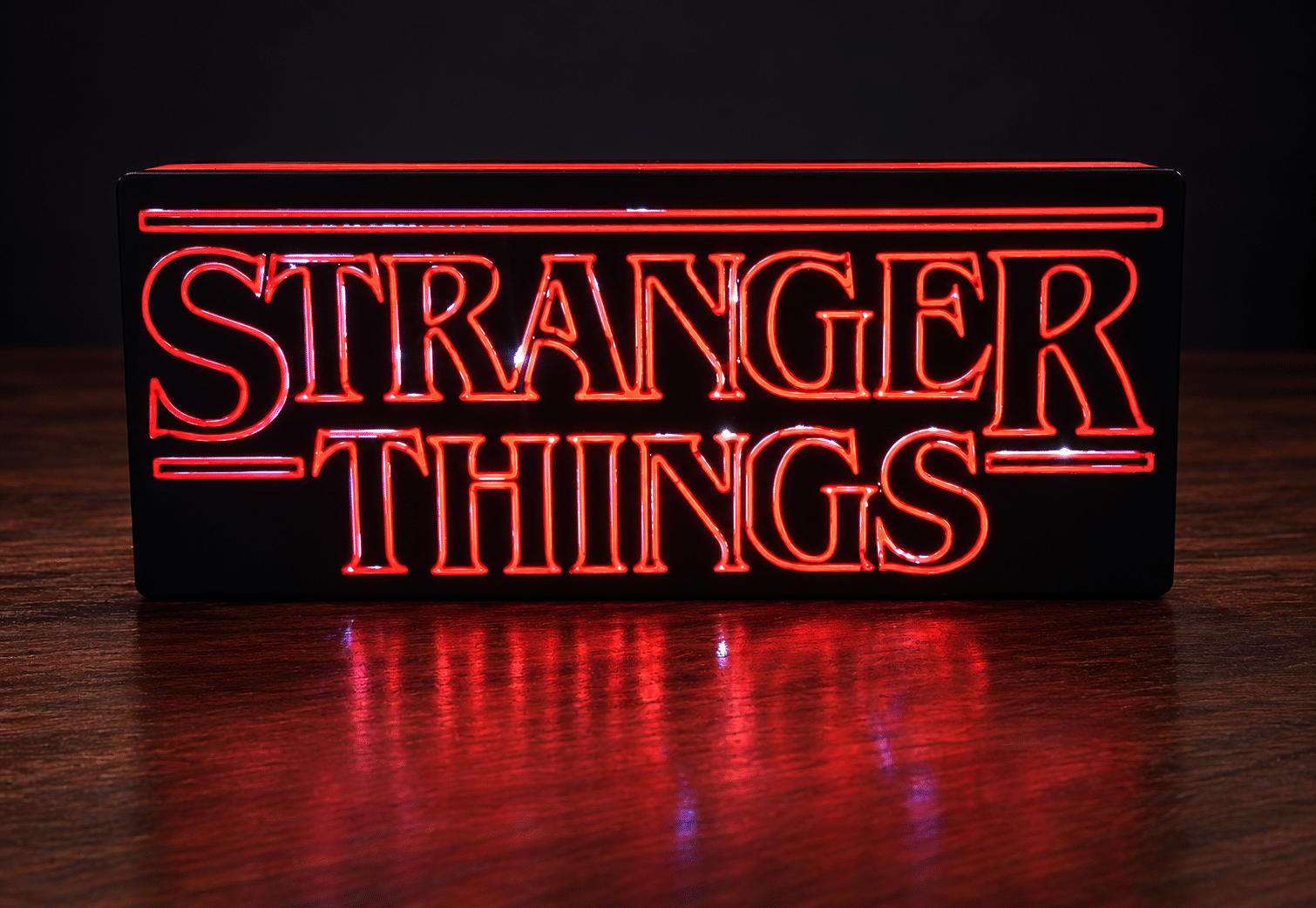 Lightbox Stranger Things LED rouge ‣ Atelier 34 Lightbox Stranger Things noire avec éclairage LED rouge.