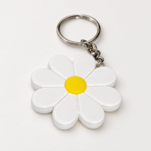 Porte-clé marguerite biface - vue principale ‣ Atelier 34 Porte-clé marguerite biface blanc et jaune imprimé en 3D.