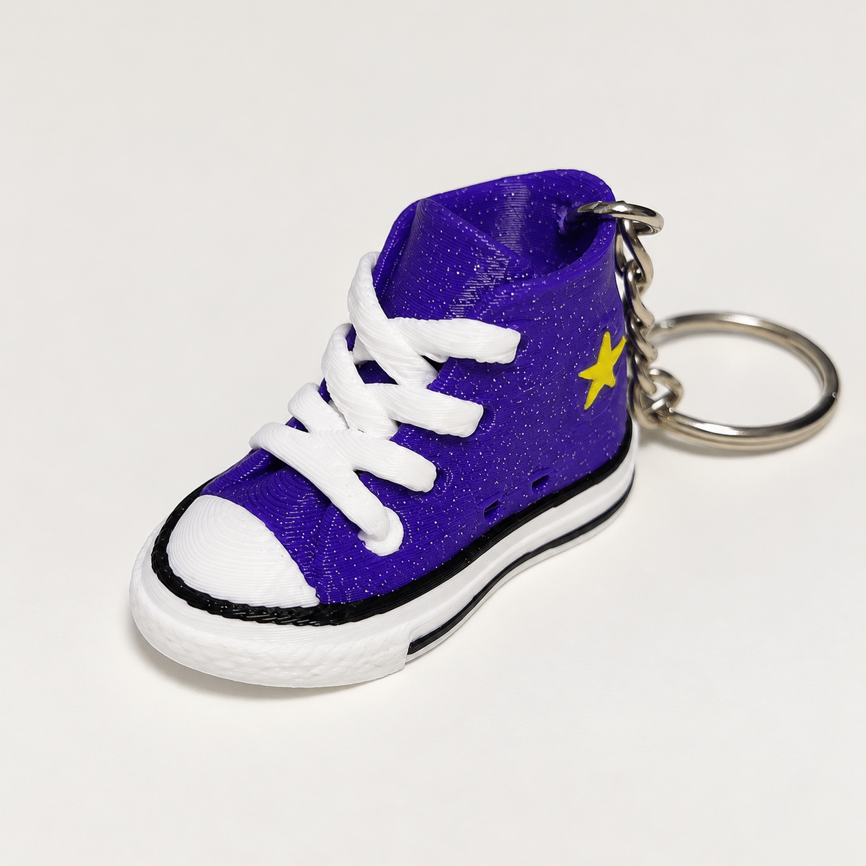 Porte-clé mini basket violette - détail étoile ‣ Atelier 34 Porte-clé mini basket violette pailletée avec détail étoile jaune.