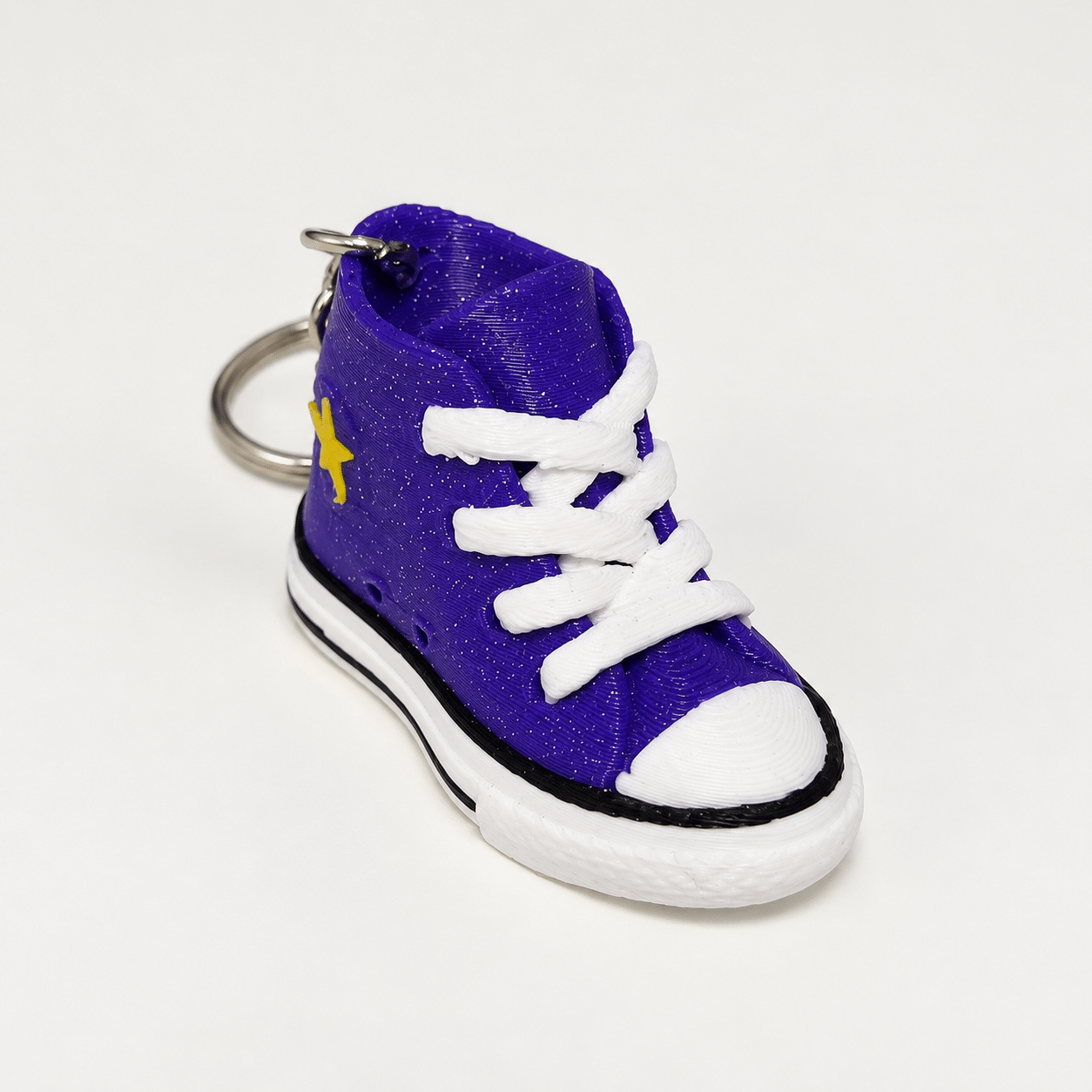 Porte-clé mini basket violette - vue avant ‣ Atelier 34 Porte-clé mini basket montante violette pailletée, vue avant.