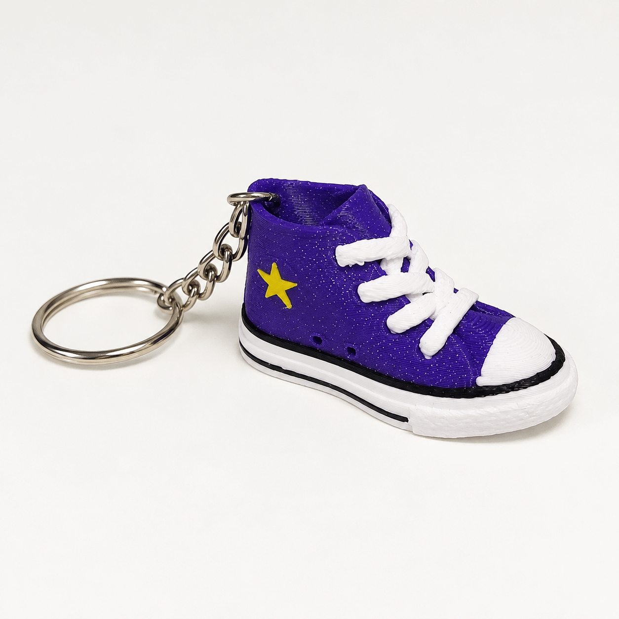 Porte-clé mini basket violette - vue principale ‣ Atelier 34 Porte-clé mini basket montante violette pailletée imprimée en 3D, vue principale.