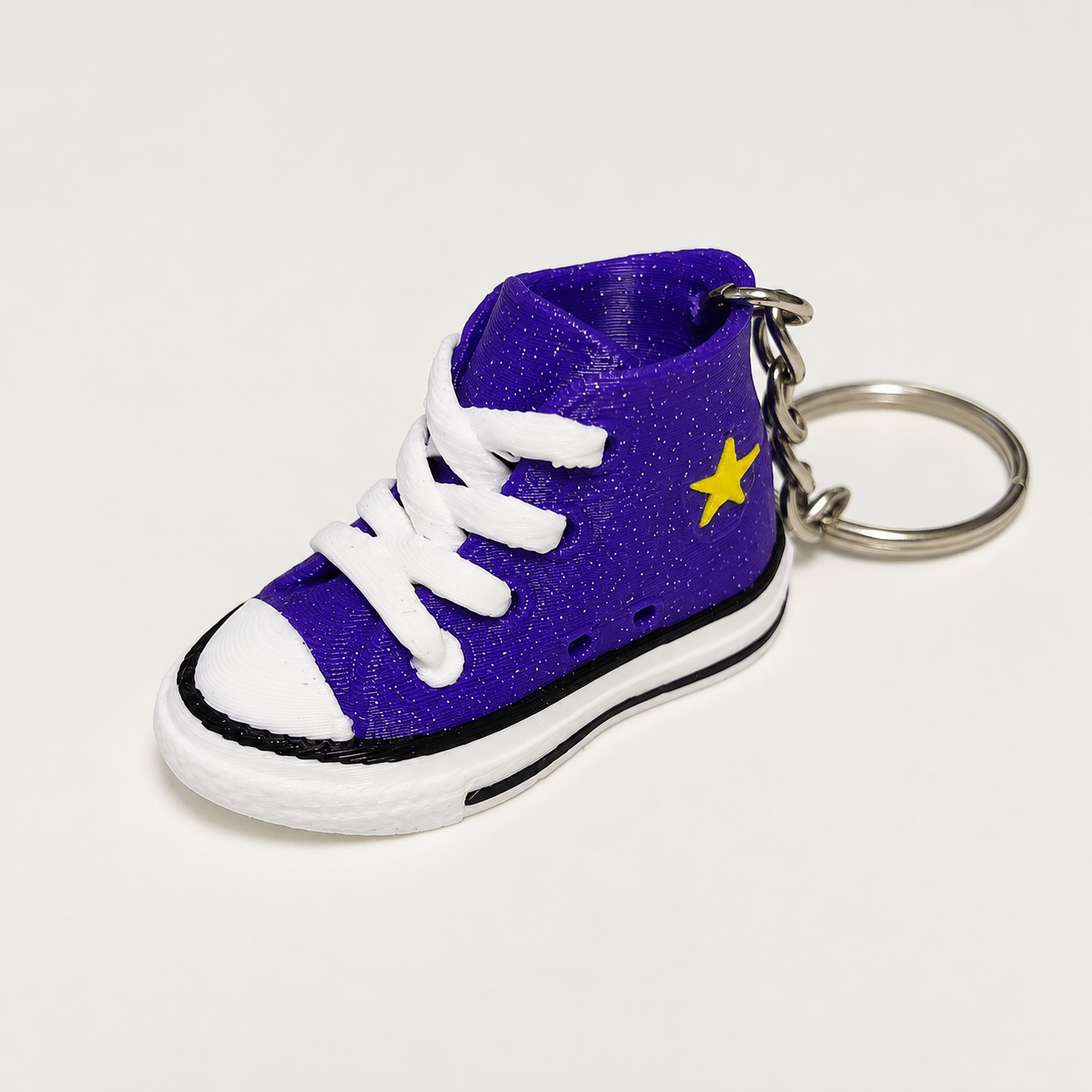 Porte-clé mini basket violette - vue trois quarts ‣ Atelier 34 Porte-clé mini basket montante violette pailletée, vue de trois quarts.