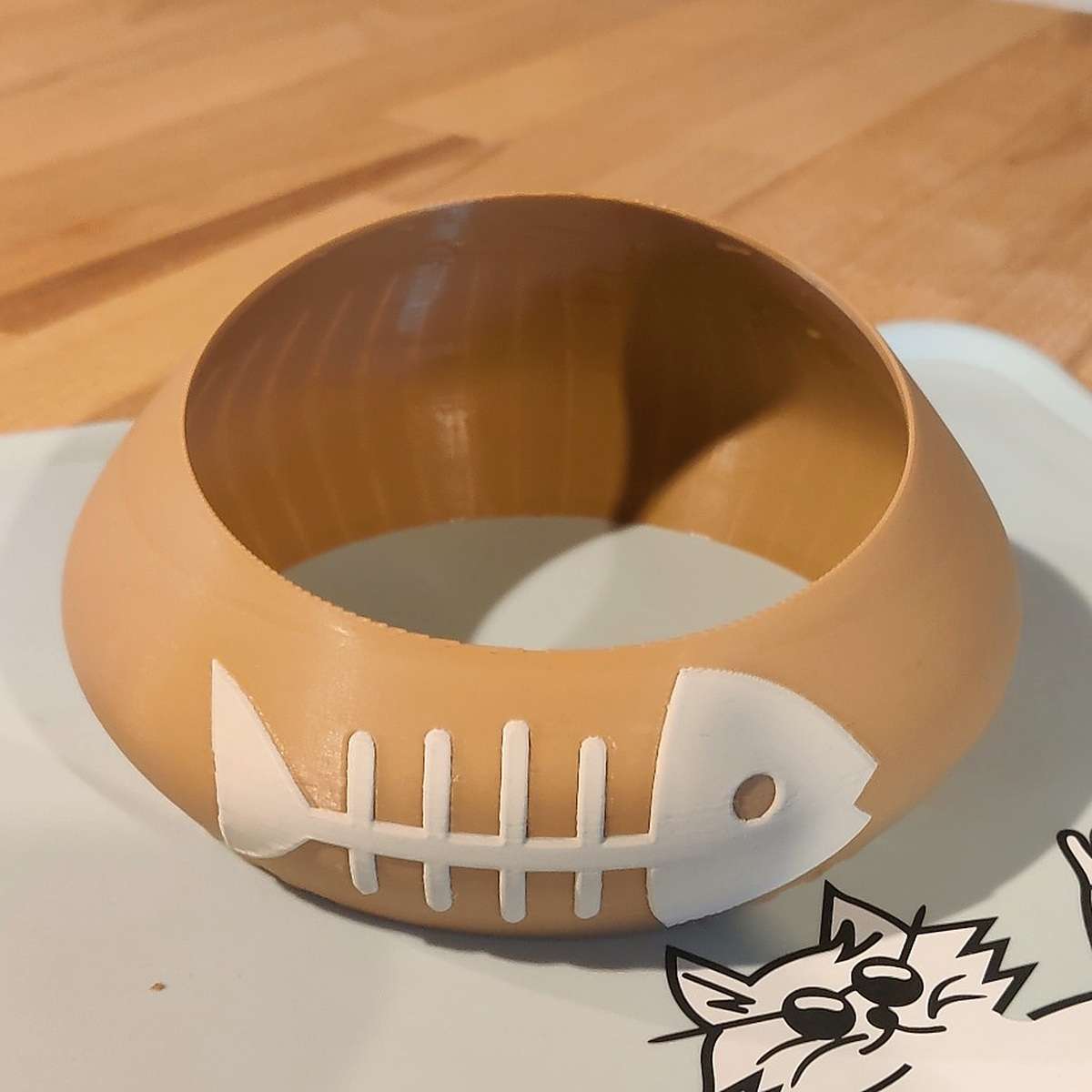 Porte-gamelle incliné pour chat - support sans gamelle ‣ Atelier 34 Support incliné pour gamelle de chat imprimé en 3D, présenté sans la gamelle.