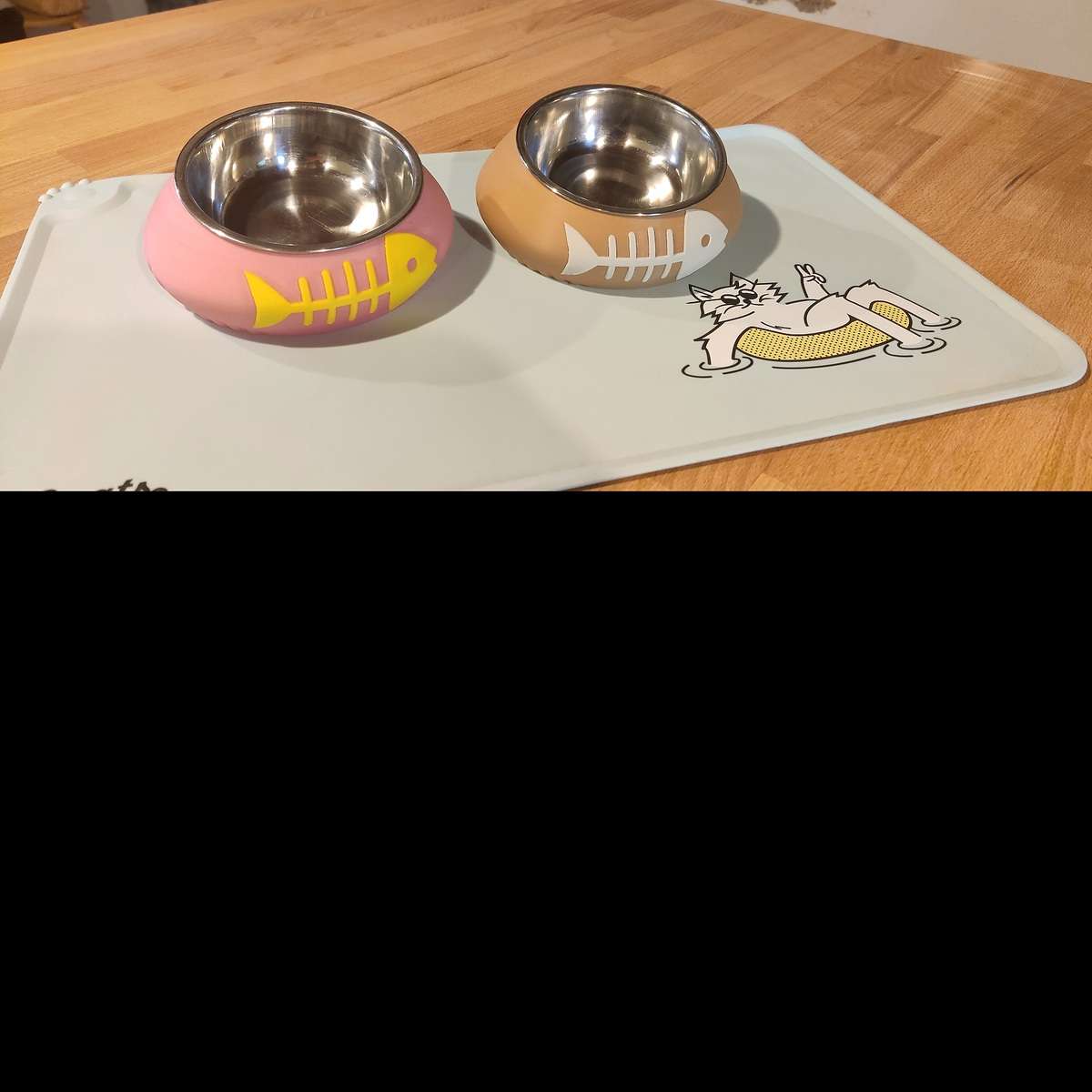 Porte-gamelles inclinés pour chat - exemples de coloris ‣ Atelier 34 Deux exemples de porte-gamelles inclinés pour chat dans différentes combinaisons de couleurs.