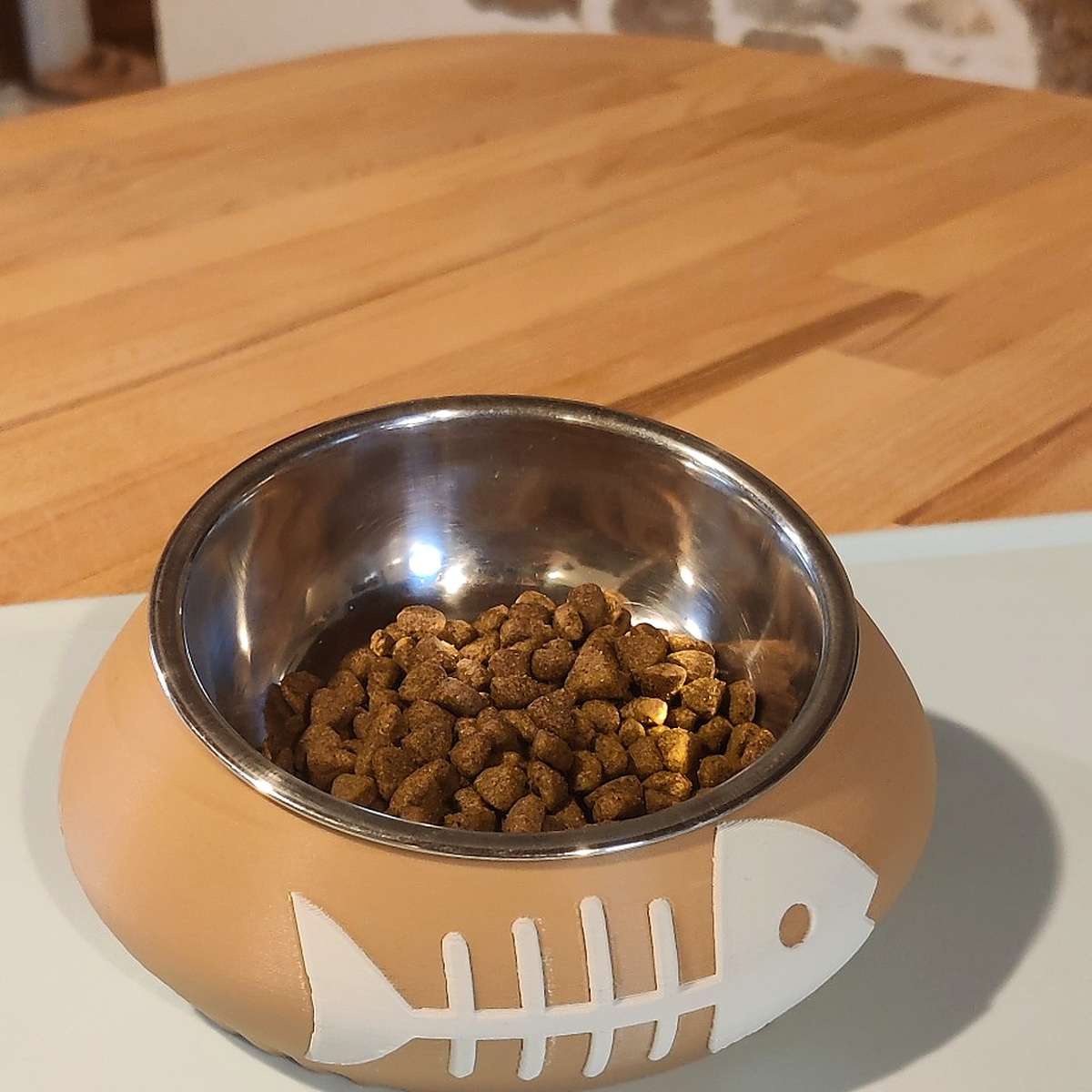 Porte-gamelles inclinés pour chat - marron et blanc ‣ Atelier 34 Porte-gamelles inclinés pour chat imprimés en 3D, marron et blanc, avec gamelles en place.