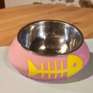 Lot de deux porte-gamelles inclinés pour chat imprimés en 3D, coloris rose et jaune.