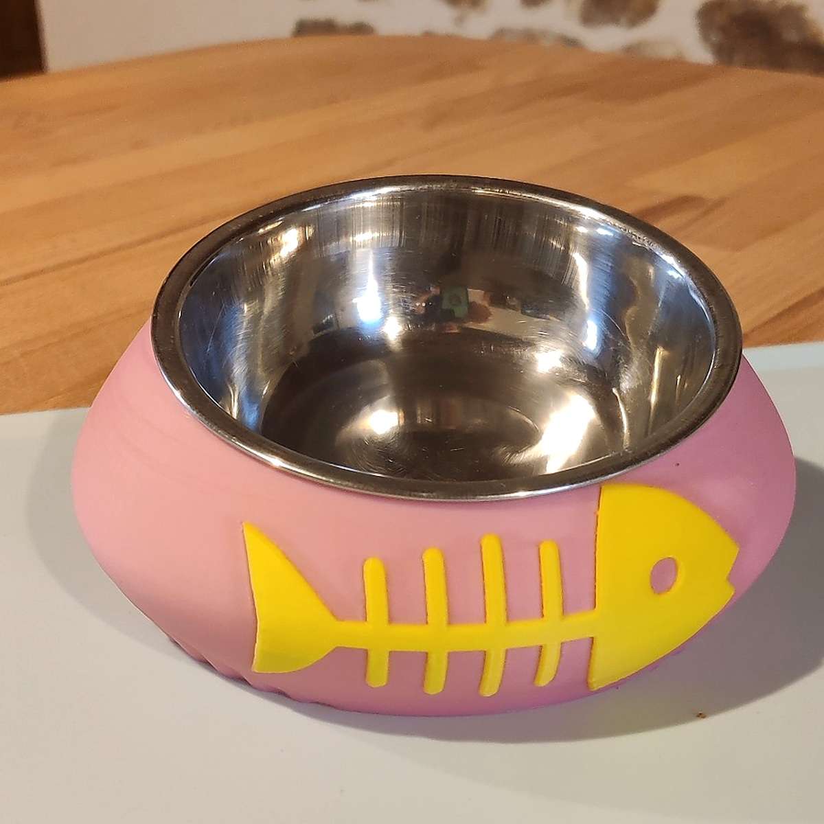 Porte-gamelles inclinés pour chat - rose et jaune ‣ Atelier 34 Lot de deux porte-gamelles inclinés pour chat imprimés en 3D, coloris rose et jaune.