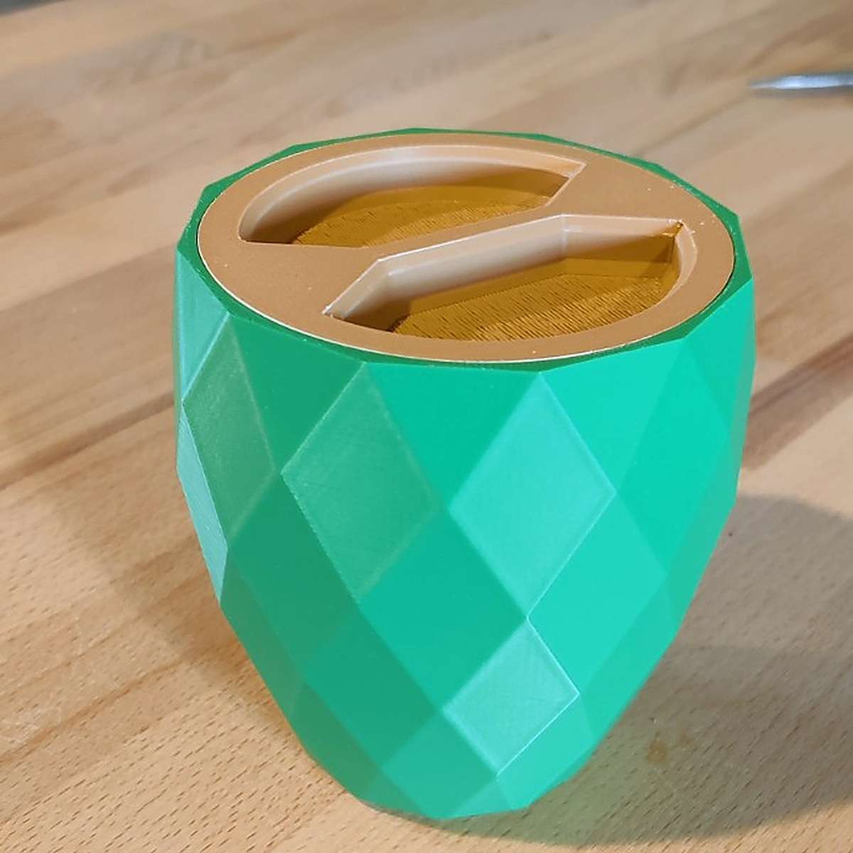 Pot à pistaches avec couvercle ‣ Atelier 34 Pot à pistaches imprimé en 3D avec son couvercle fermé.