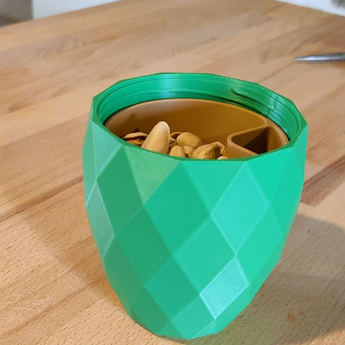 Pot à pistaches avec récupérateur de coques - ouvert ‣ Atelier 34 Pot à pistaches imprimé en 3D, ouvert, avec compartiment récupérateur de coques.