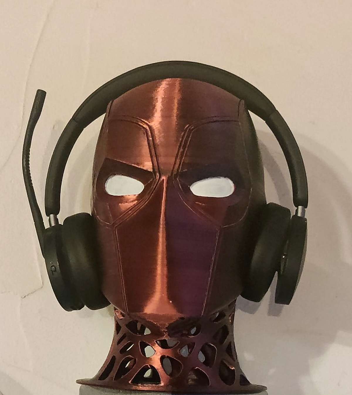 Support casque Deadpool - avec casque ‣ Atelier 34 Support de casque audio inspiré de Deadpool, imprimé en 3D en filament silk bicolore.