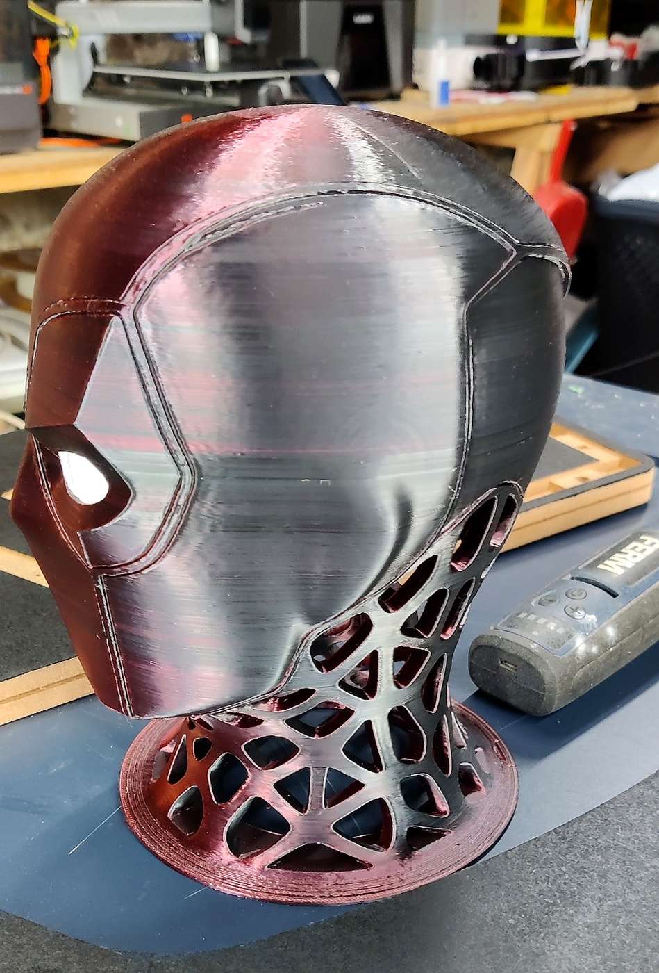 Support casque Deadpool - vue de profil ‣ Atelier 34 Support de casque audio inspiré de Deadpool, vue de profil.