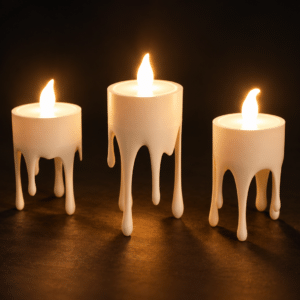 Lot de trois bougies LED décoratives effet cire fondue, éclairées sur fond sombre.